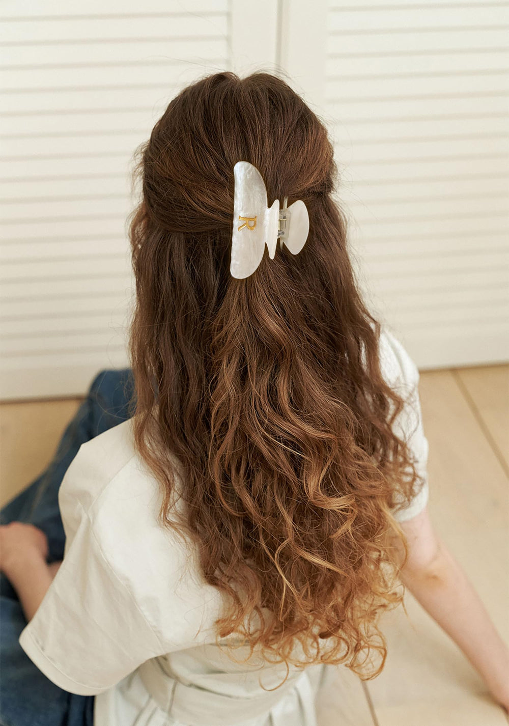 LILIE&WHITE glitter finish acrylic clip adds sparkle to outfits