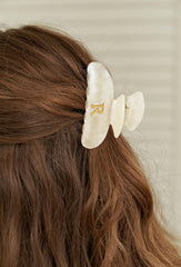 LILIE&WHITE large claw clip securing thick hair securely