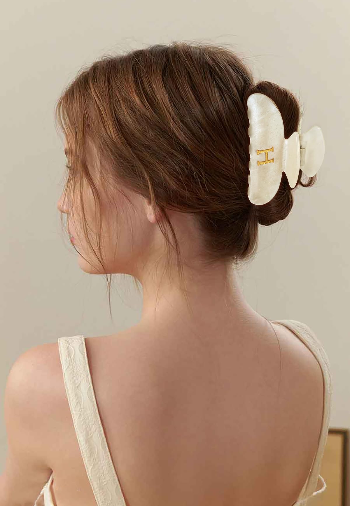 LILIE&WHITE glitter acrylic hair clip adds subtle shine without heavy feel.