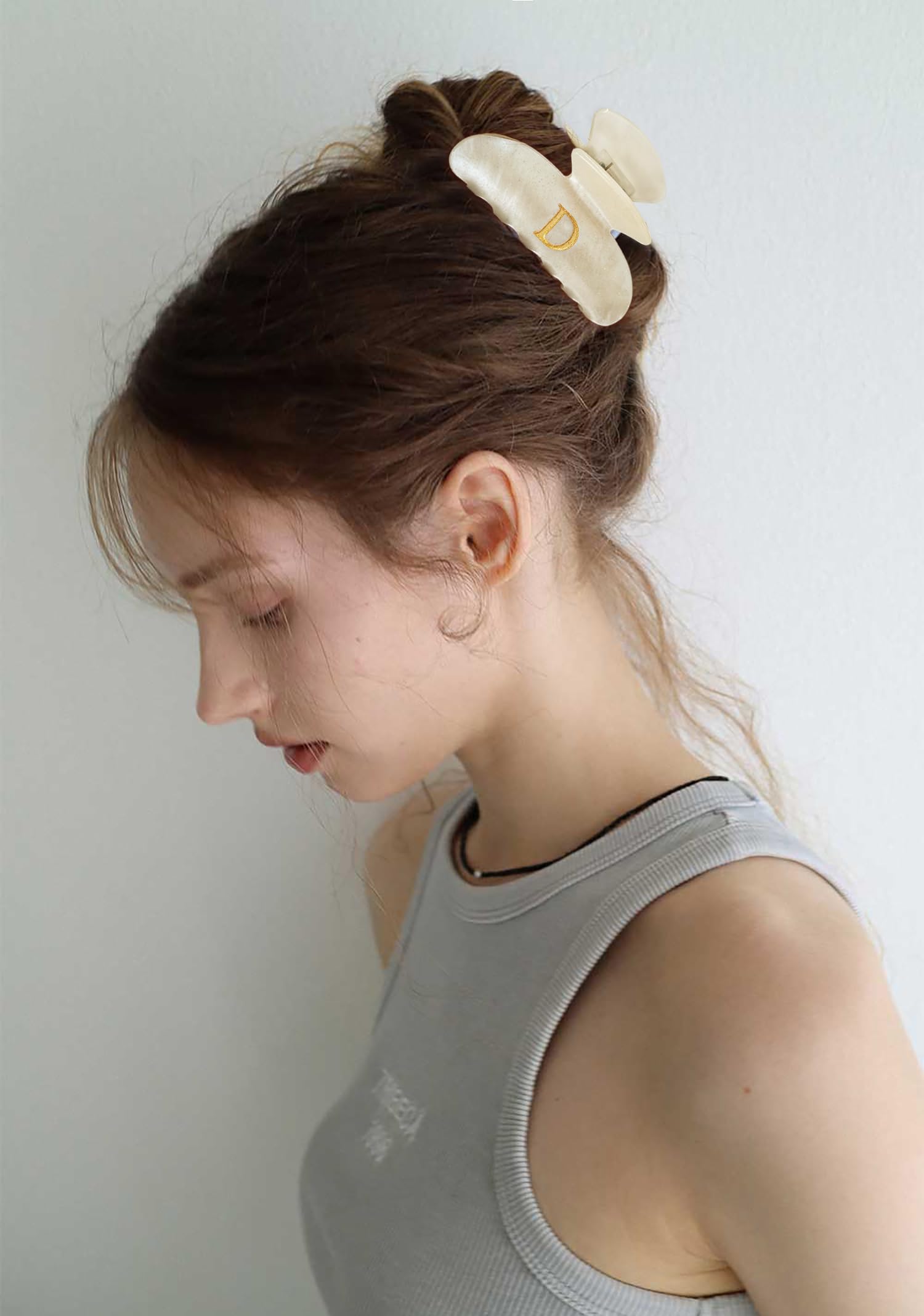 LILIE&WHITE large claw clip for thick hair keeps styles secure all day.