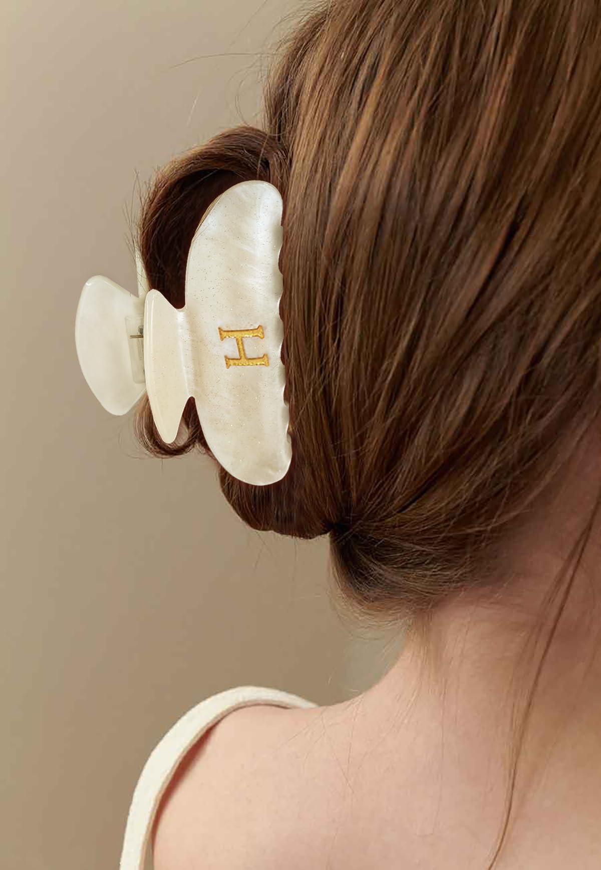 LILIE&WHITE monogram claw clip highlights bold H accent for versatile looks.
