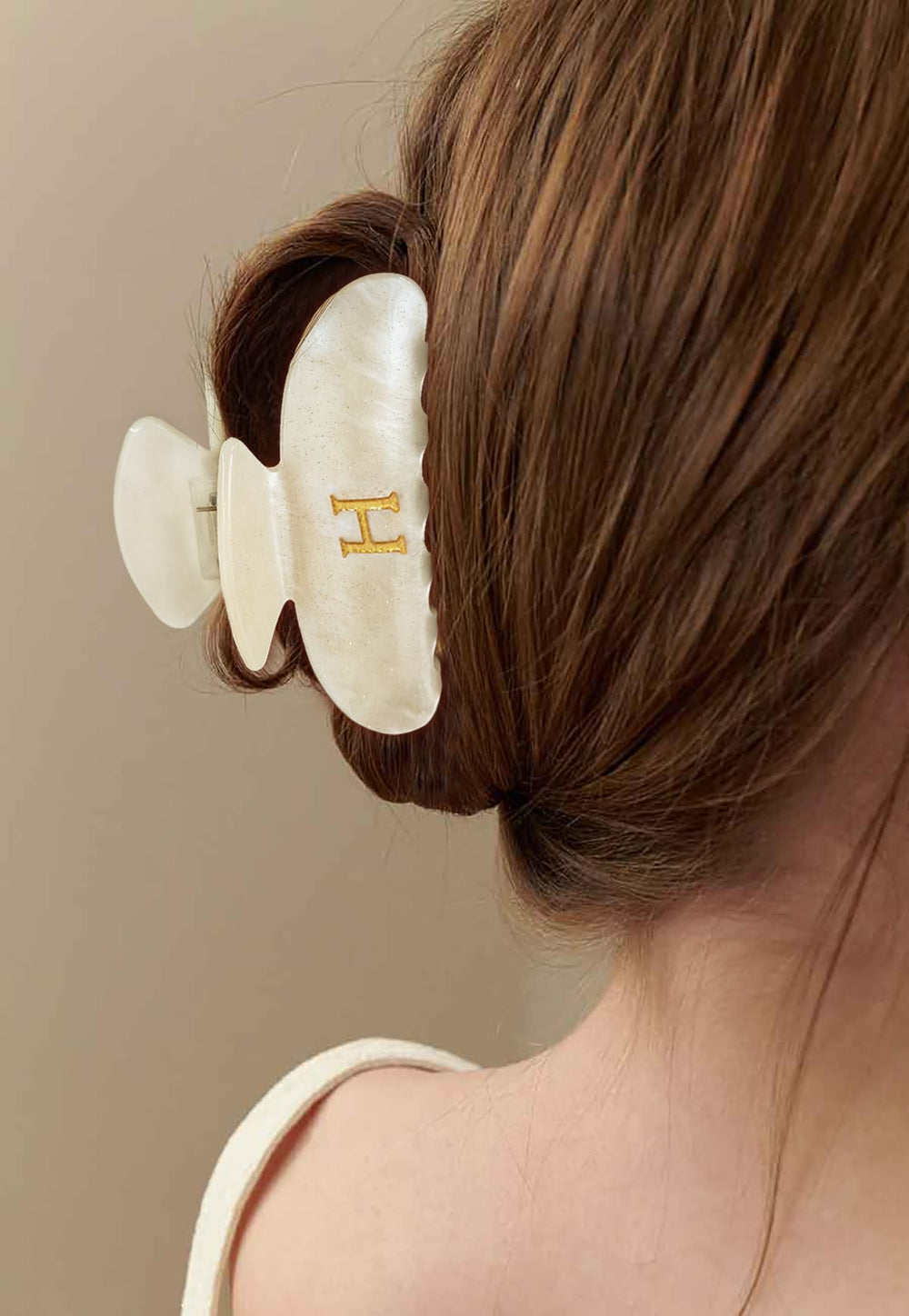 LILIE&WHITE monogram claw clip highlights bold H accent for versatile looks.