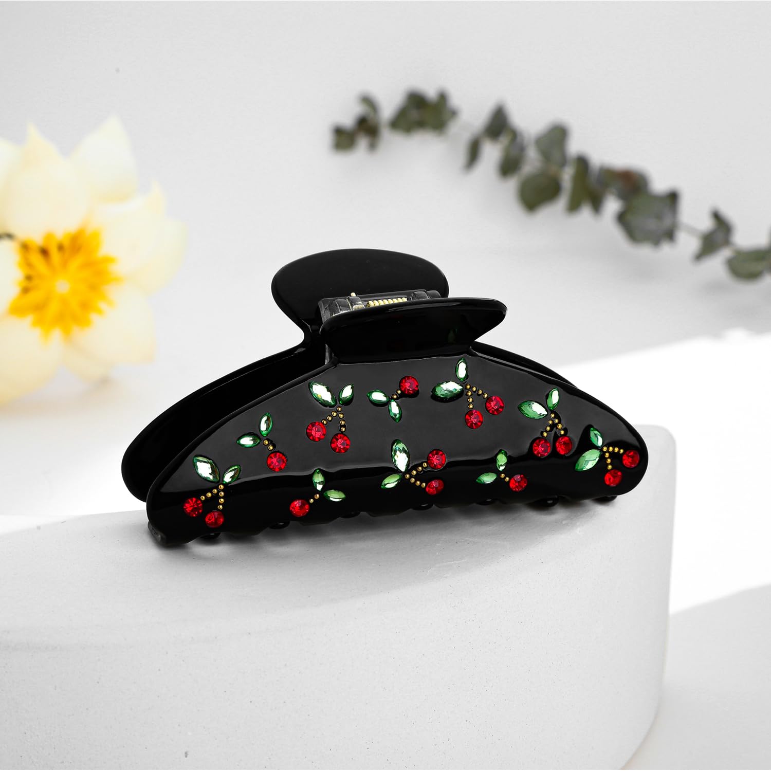 LILIE&WHITE waterproof and sweat-resistant clip for everyday styling.