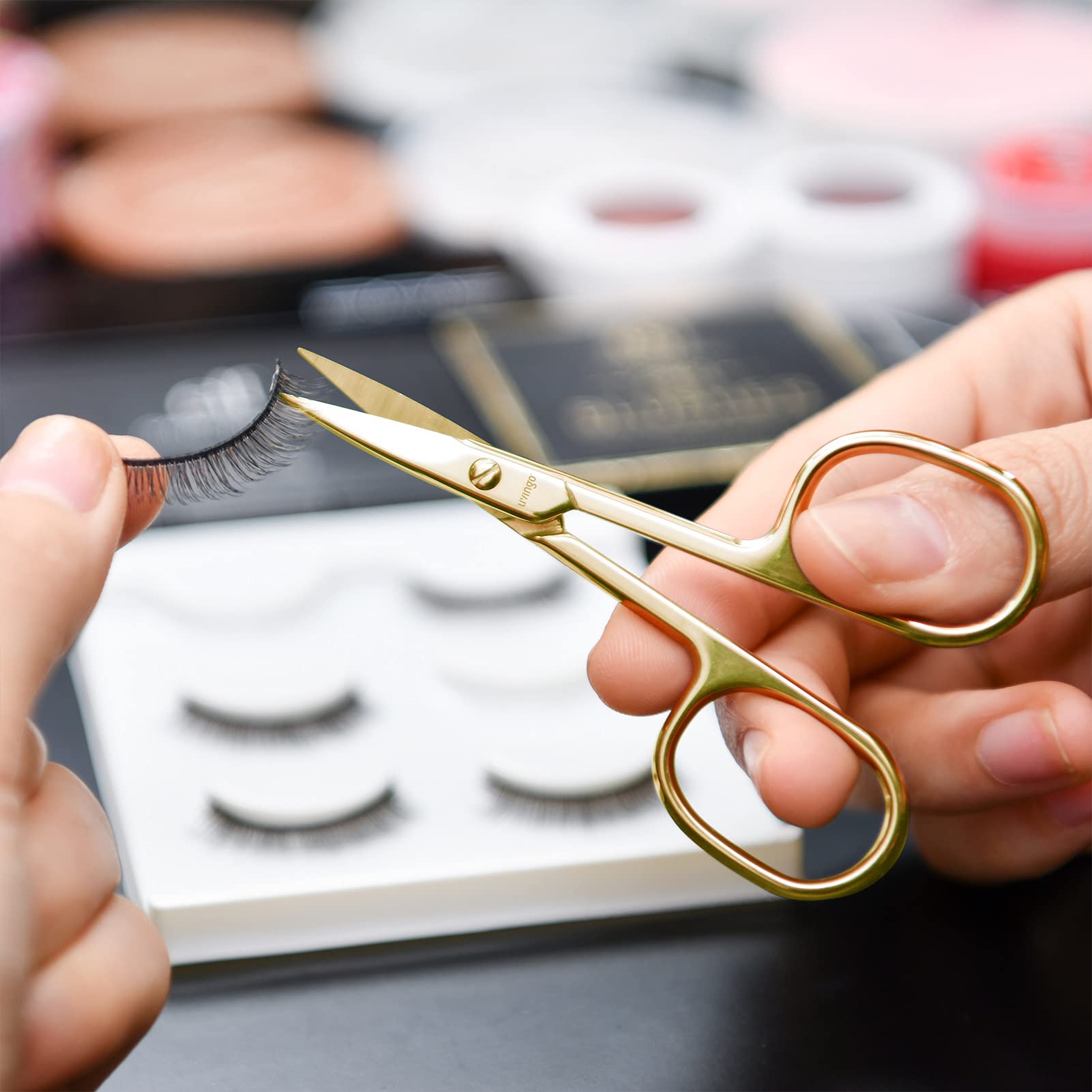 LIVINGO curved blades enable precise trimming of cuticles and hangnails.