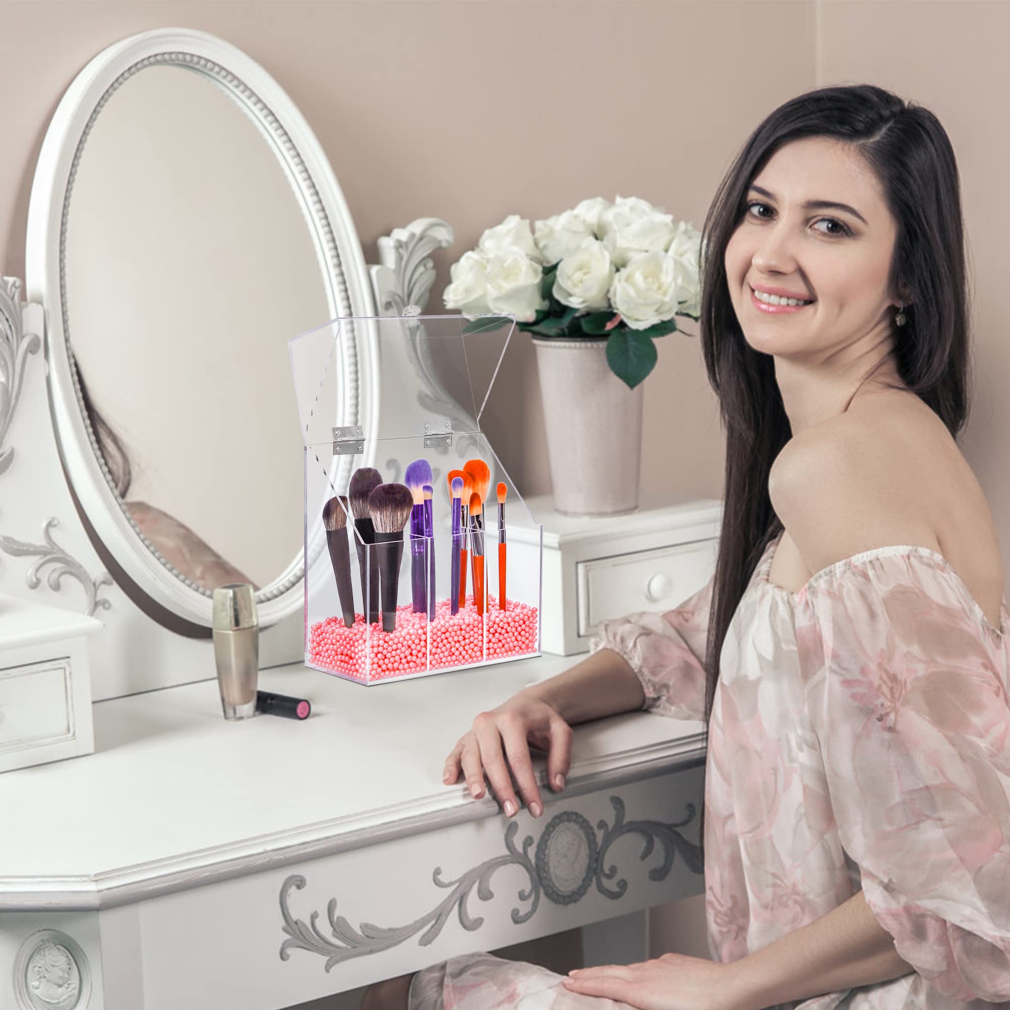 LOHRYVIO brush-holder packaging ensures a thoughtful gift presentation.