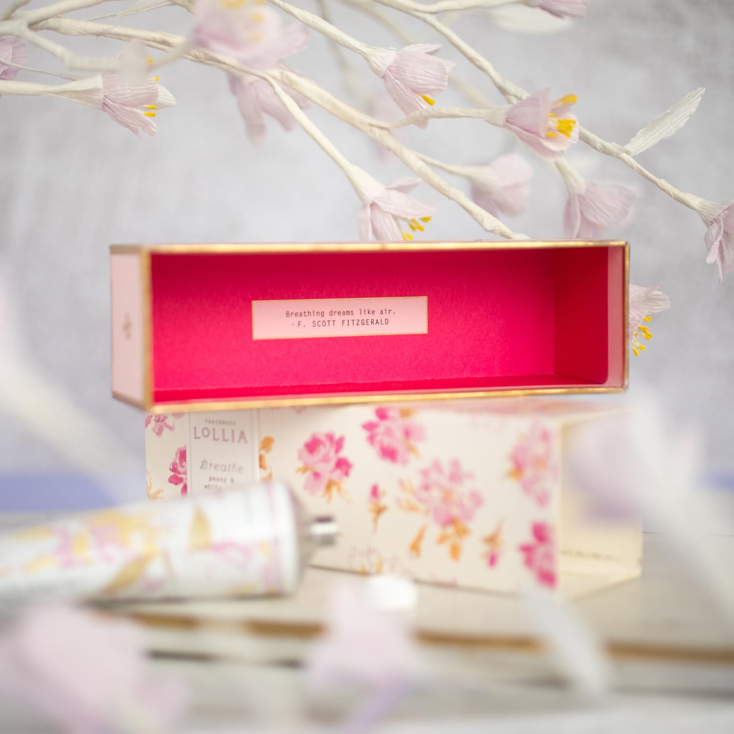 LOLLIA Breath sliding-drawer box reveals elegant packaging and peony-lily inspiration.