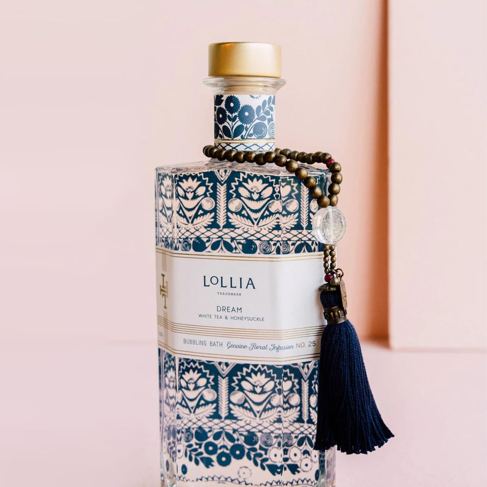 LOLLIA Dream Bubble Bath lavender-honey fragrance enhances calming bath moments.