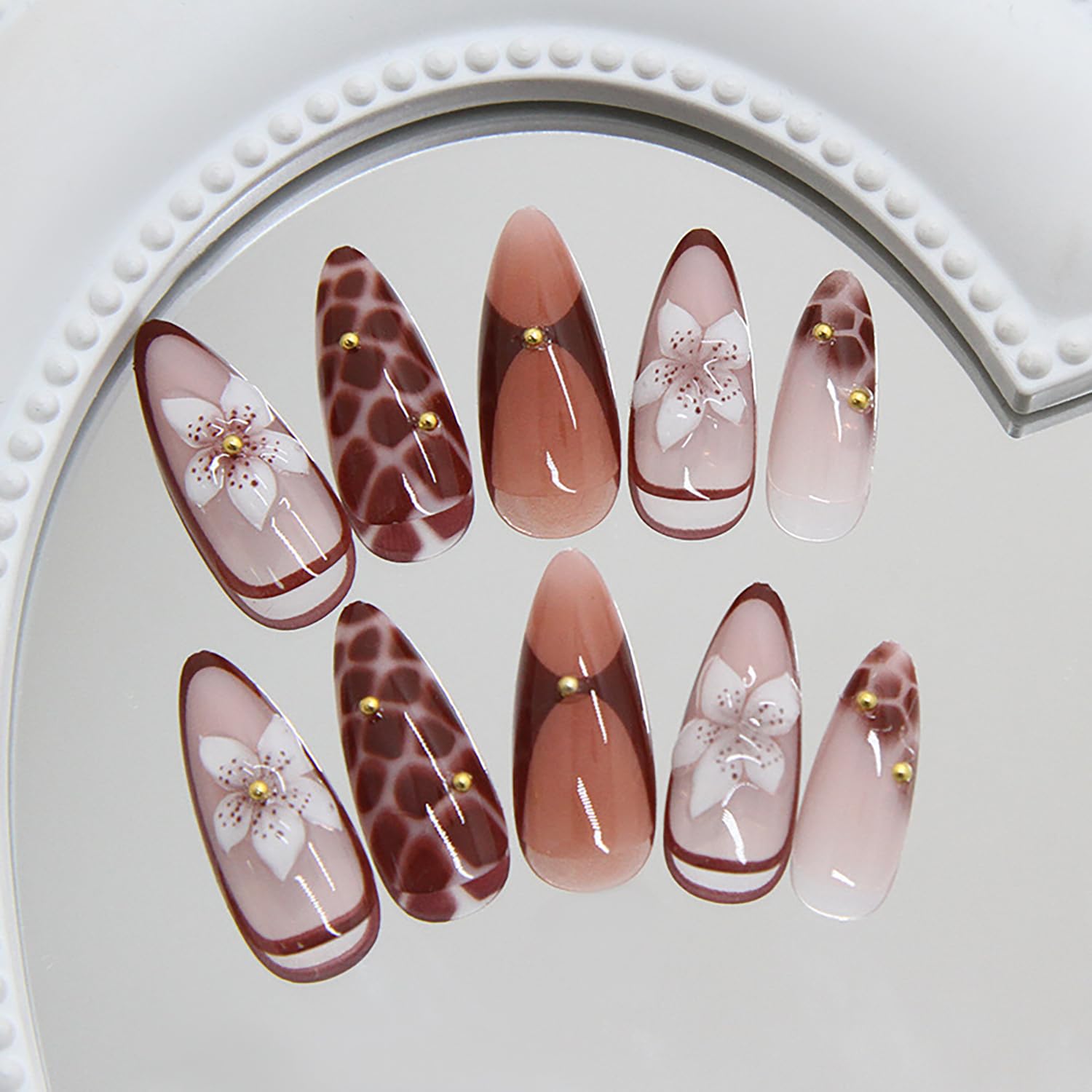 LOPMNGHT Leopardo forma almendra – detalle diseño leopardado marrón.