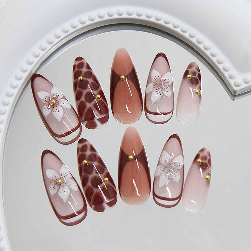 LOPMNGHT Leopardo forma almendra – detalle diseño leopardado marrón.