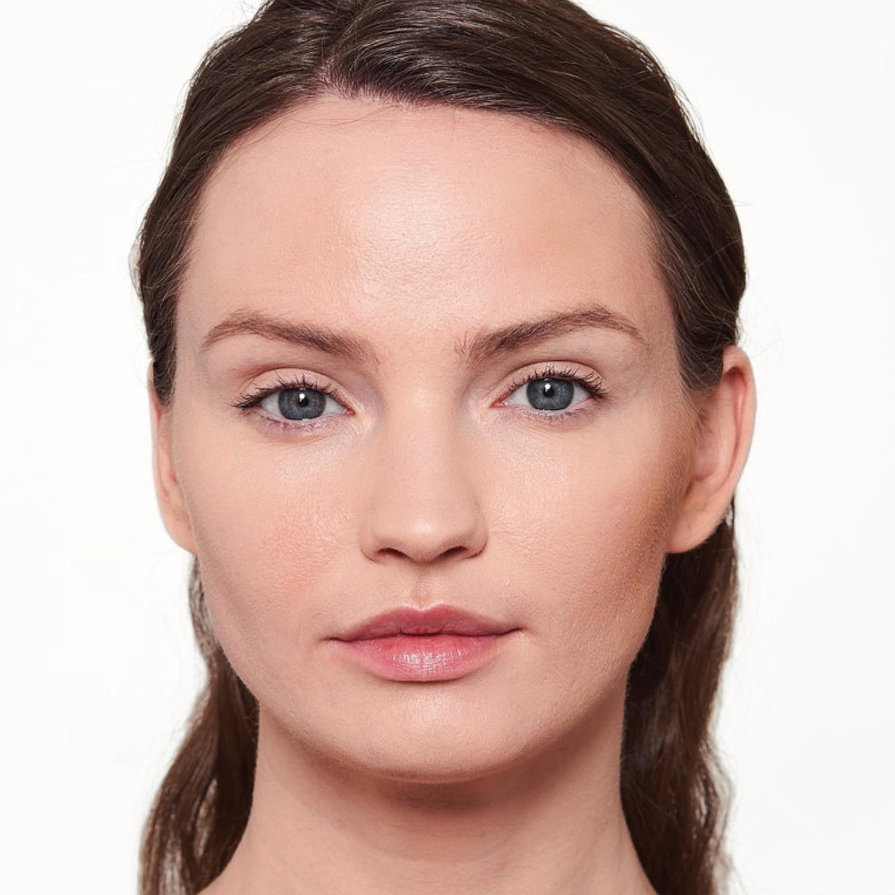 L’Oréal Paris Infallible Fresh Wear Foundation Powder lightweight texture delivers a natural matte finish.