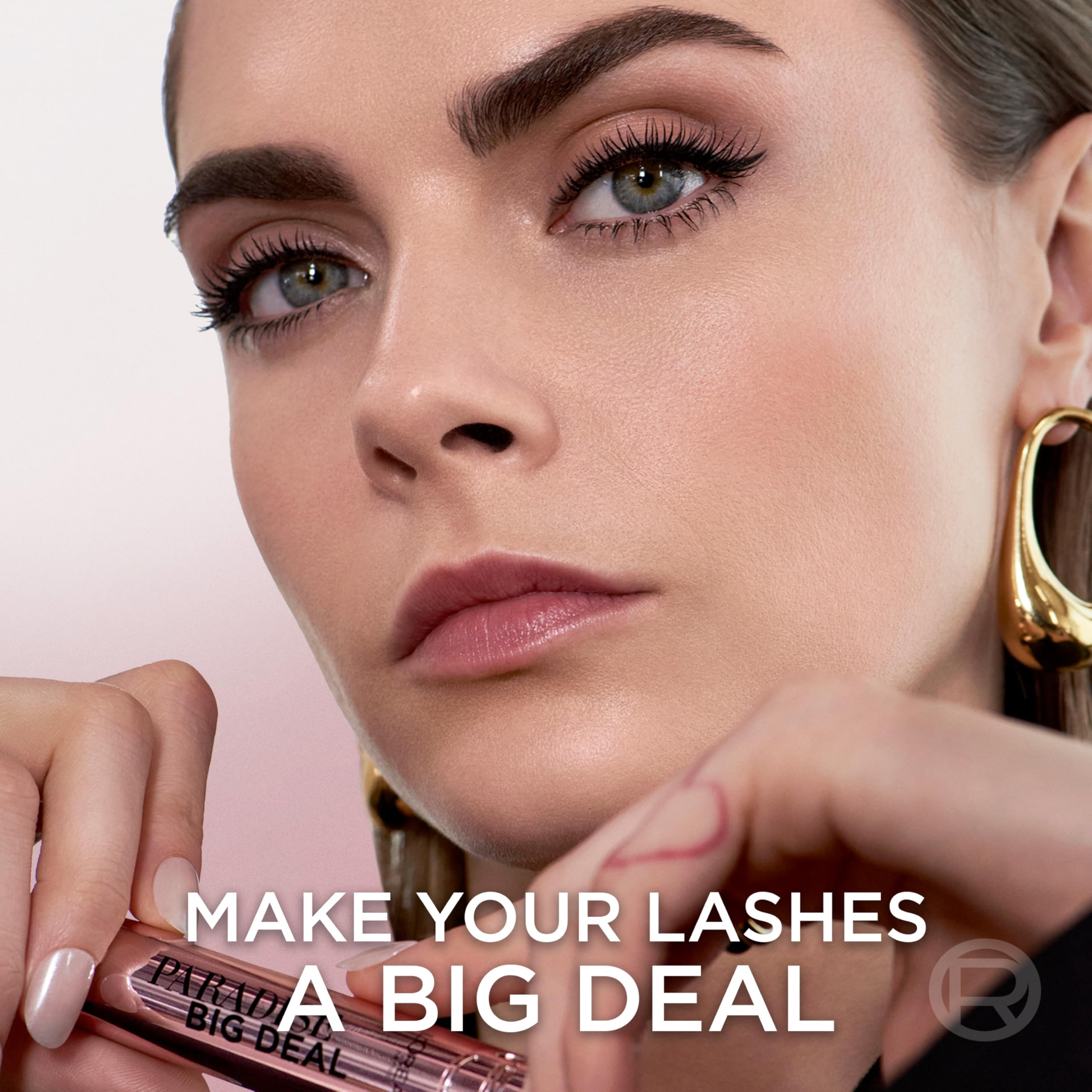 L'Oreal Paris Paradise Big Deal Mascara brush close-up shows separation and length.