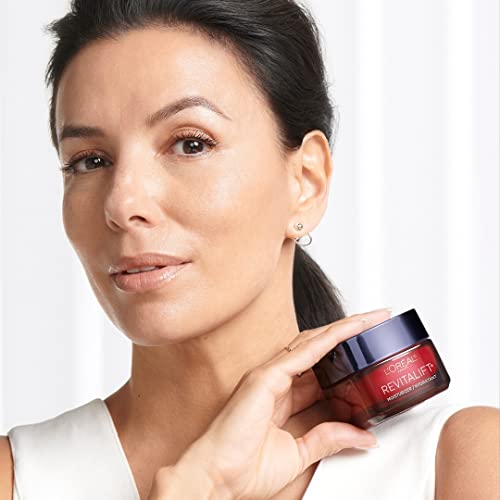 Hyaluronic acid texture emphasized to showcase deep hydration and plumpness in Revitalift.