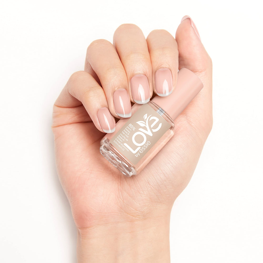 LOVE by essie, colores y nombres ingeniosos para una experiencia de manicura.