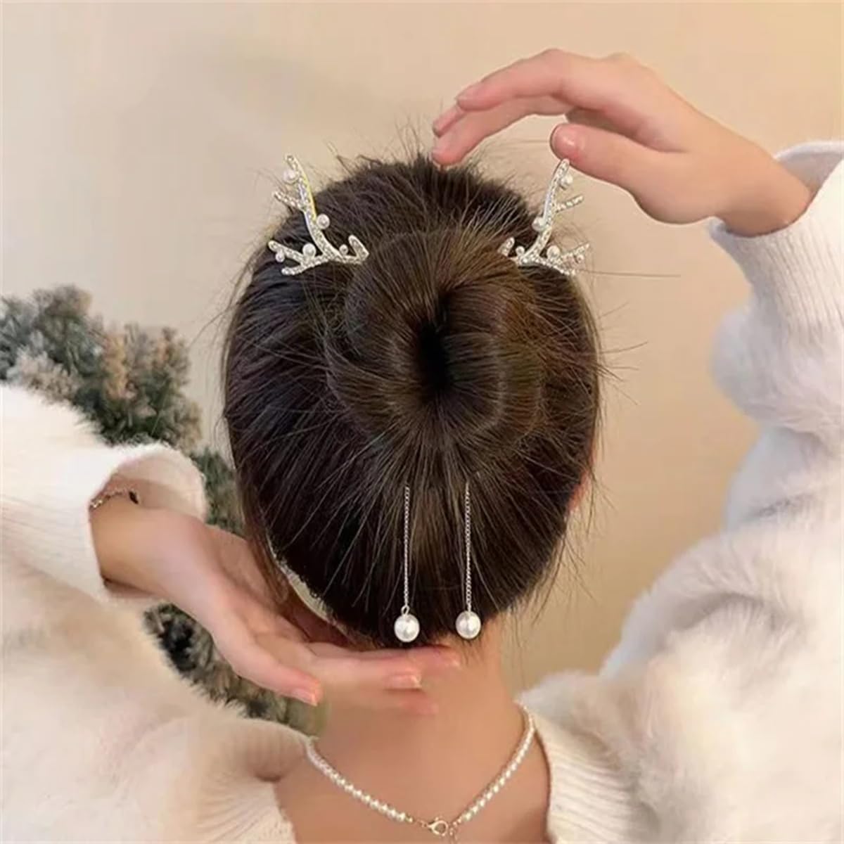LRKNNO ponytail clip providing secure hold for busy days.