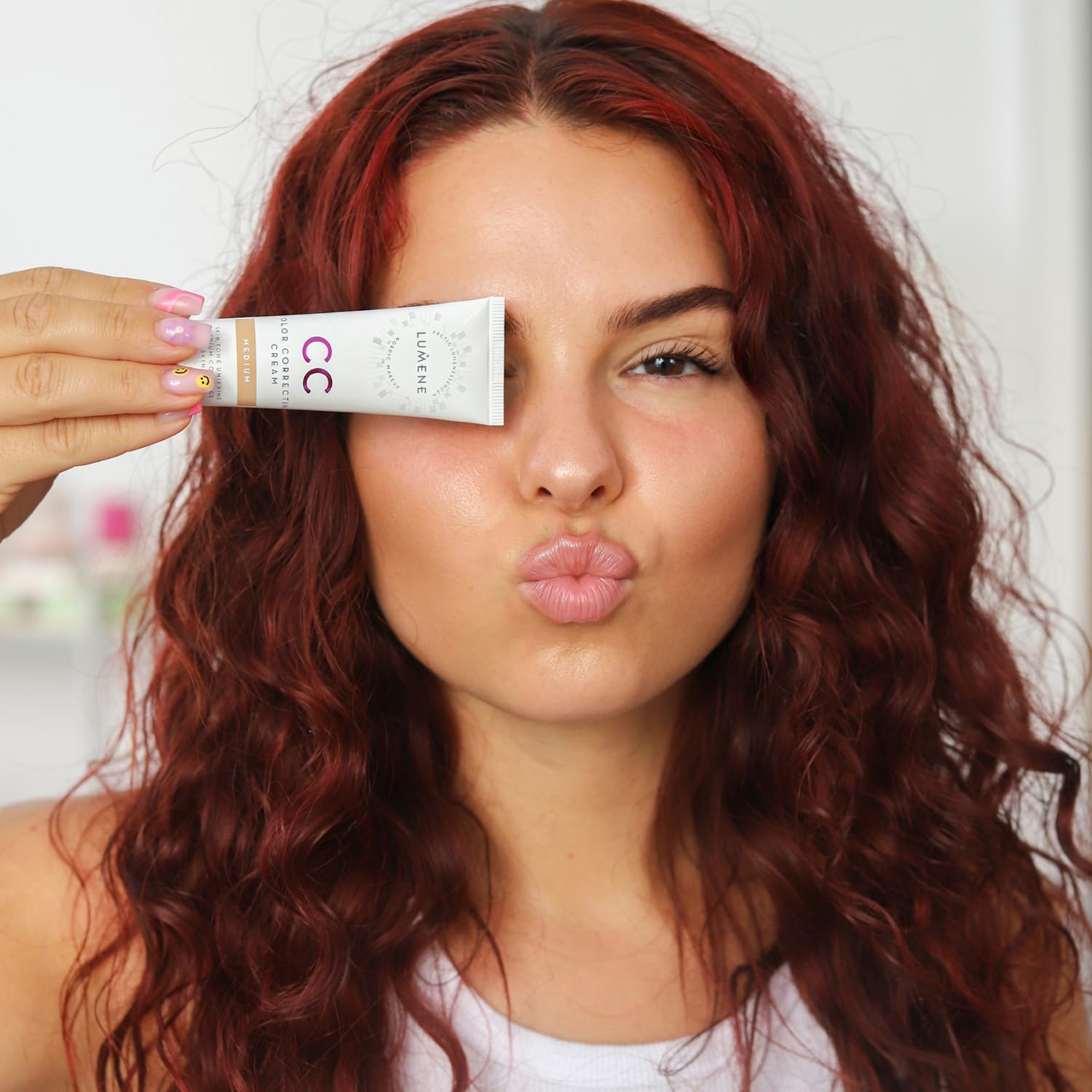 Lumene Universal shades swatch showing versatile match for multiple skin tones.