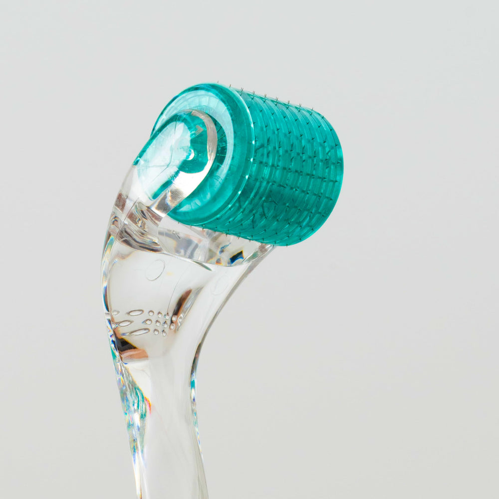 Lunèra derma roller travel-friendly in compact case for home or travel.