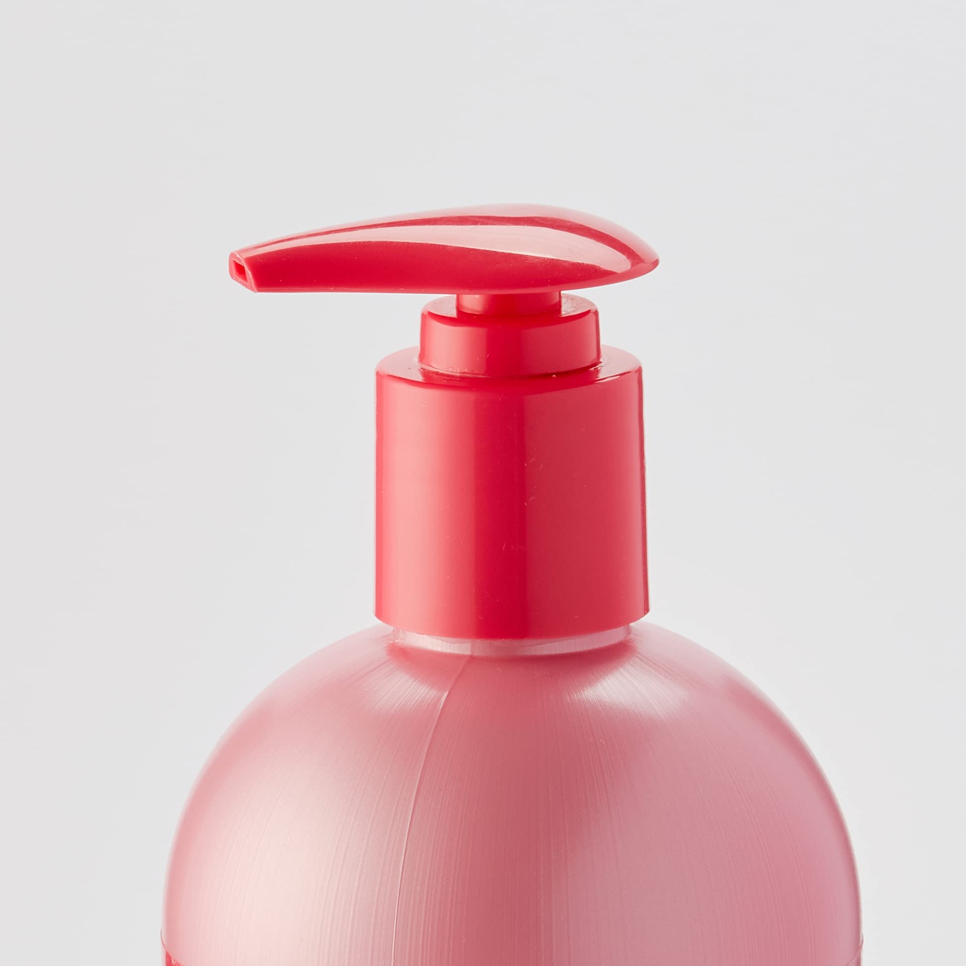 Luster's Pink Oil Moisturizer hair-application shot highlights detangler-friendly routine