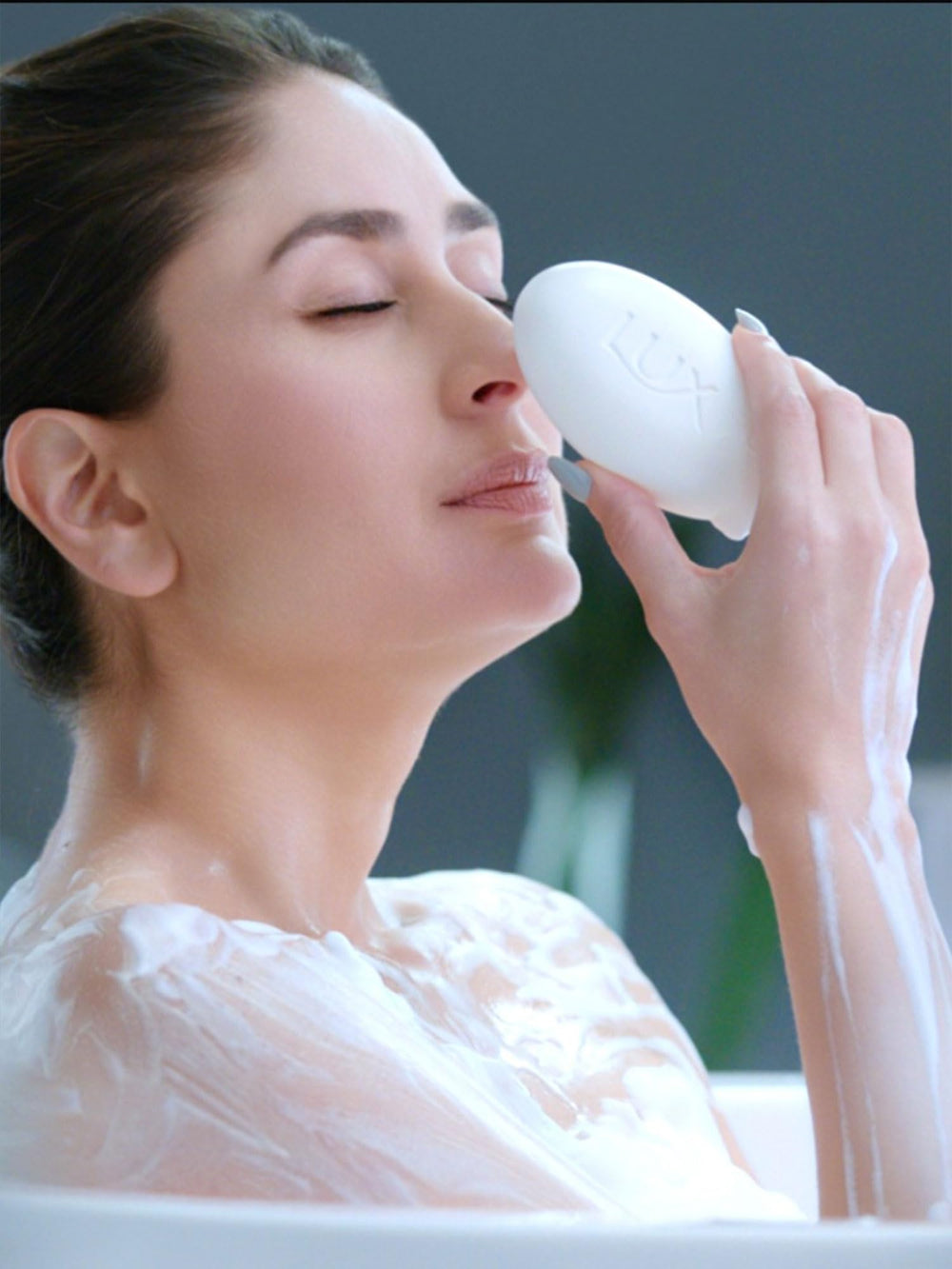 LUX International Creamy Perfection Soap swiss-moisturizers-detail highlights creamy hydration.