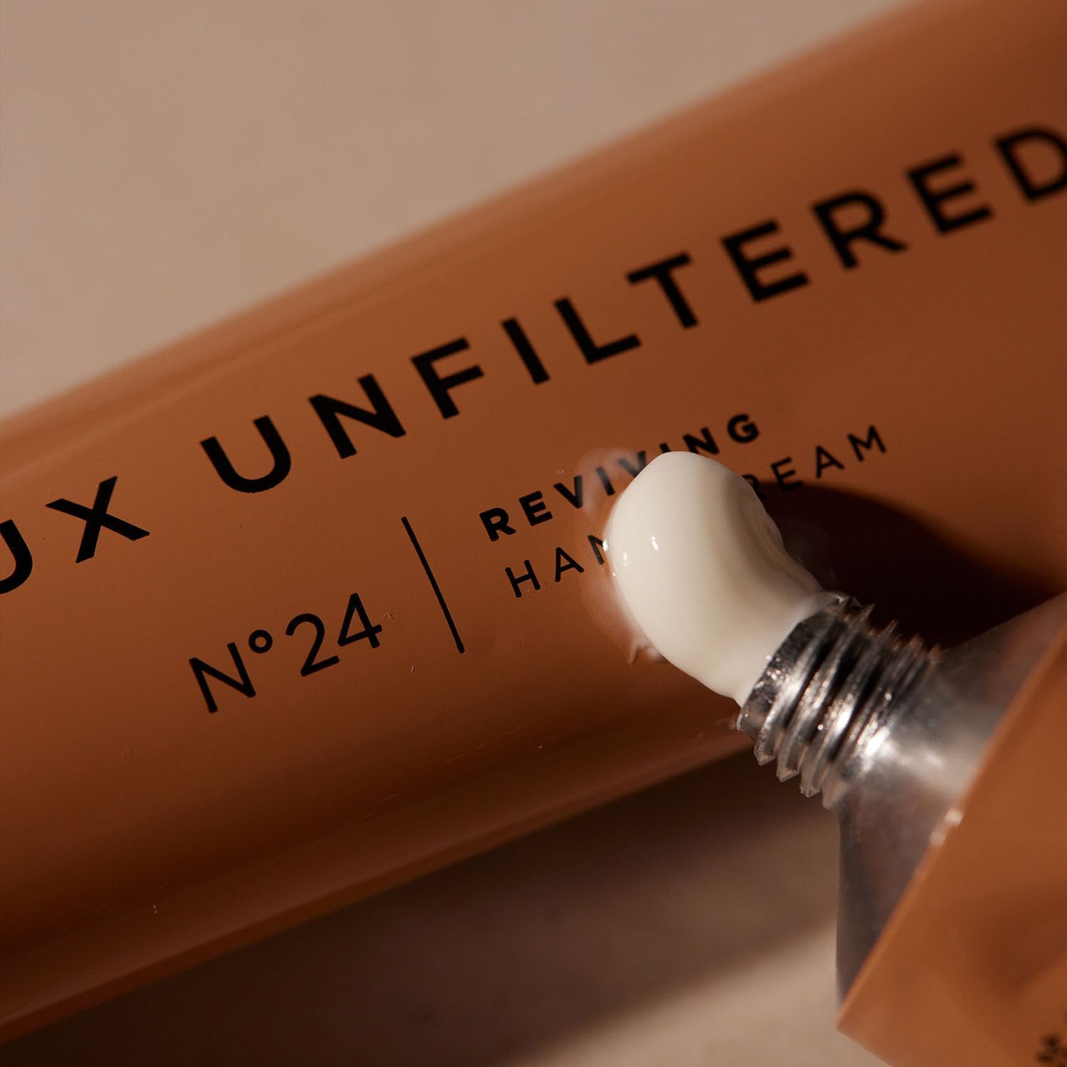 Dry hands before and after using Lux Unfiltered N°24.