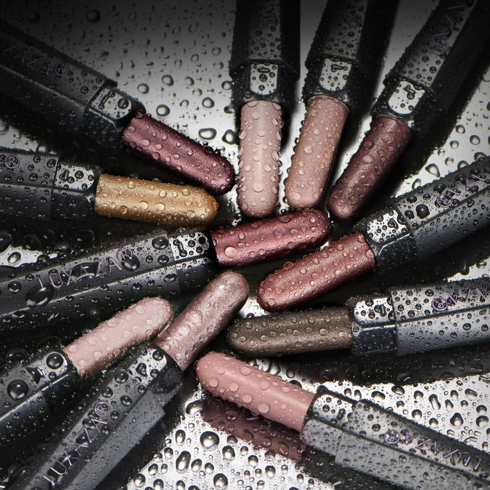 LUXAZA PRO built-in blending brush enables seamless color blend and smudge-proof finish.