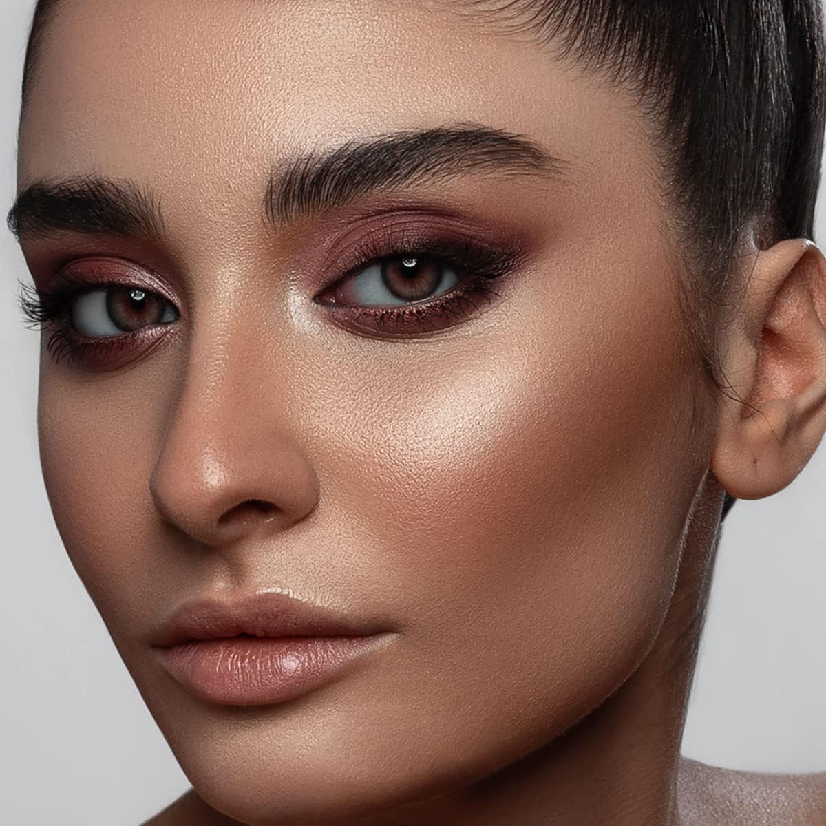 Luxaza sculpt shade definition stick helps sculpt and define eyes.
