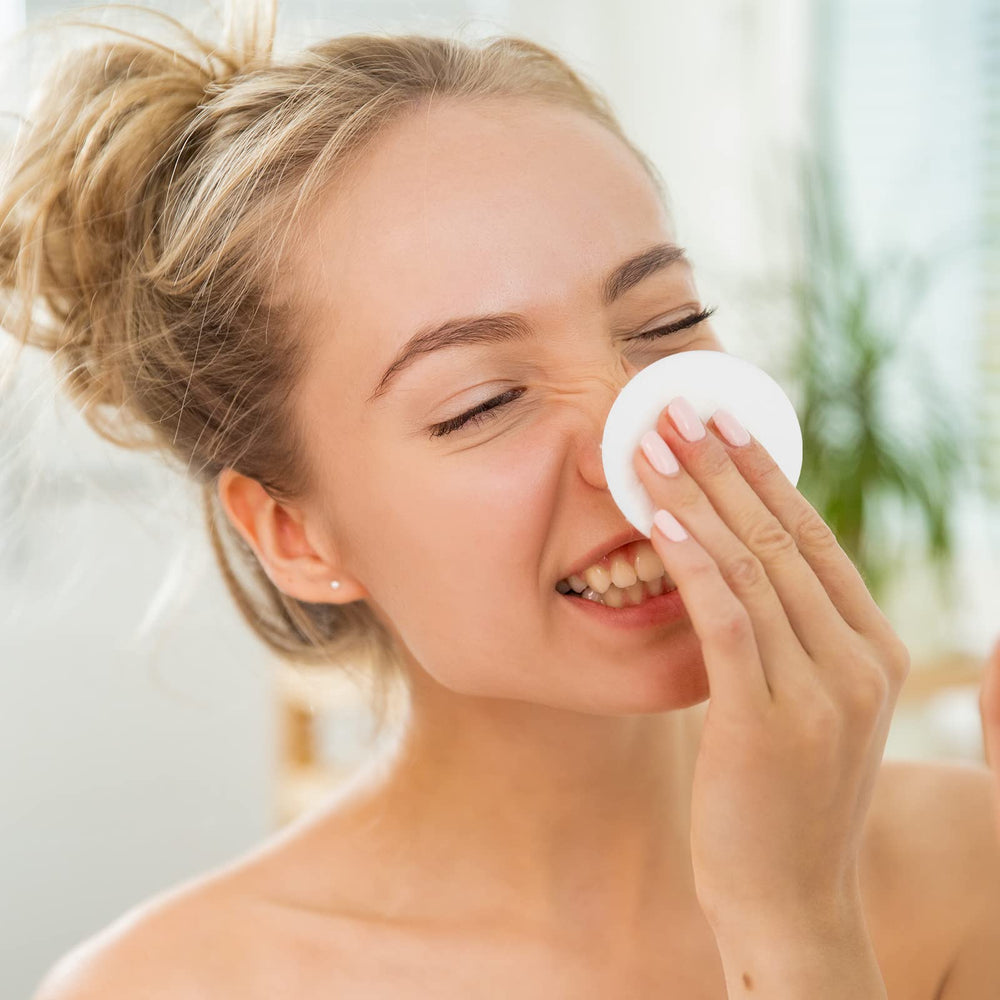Luxiv travel-friendly sponge pack illustrates compact on-the-go cleansing solution.