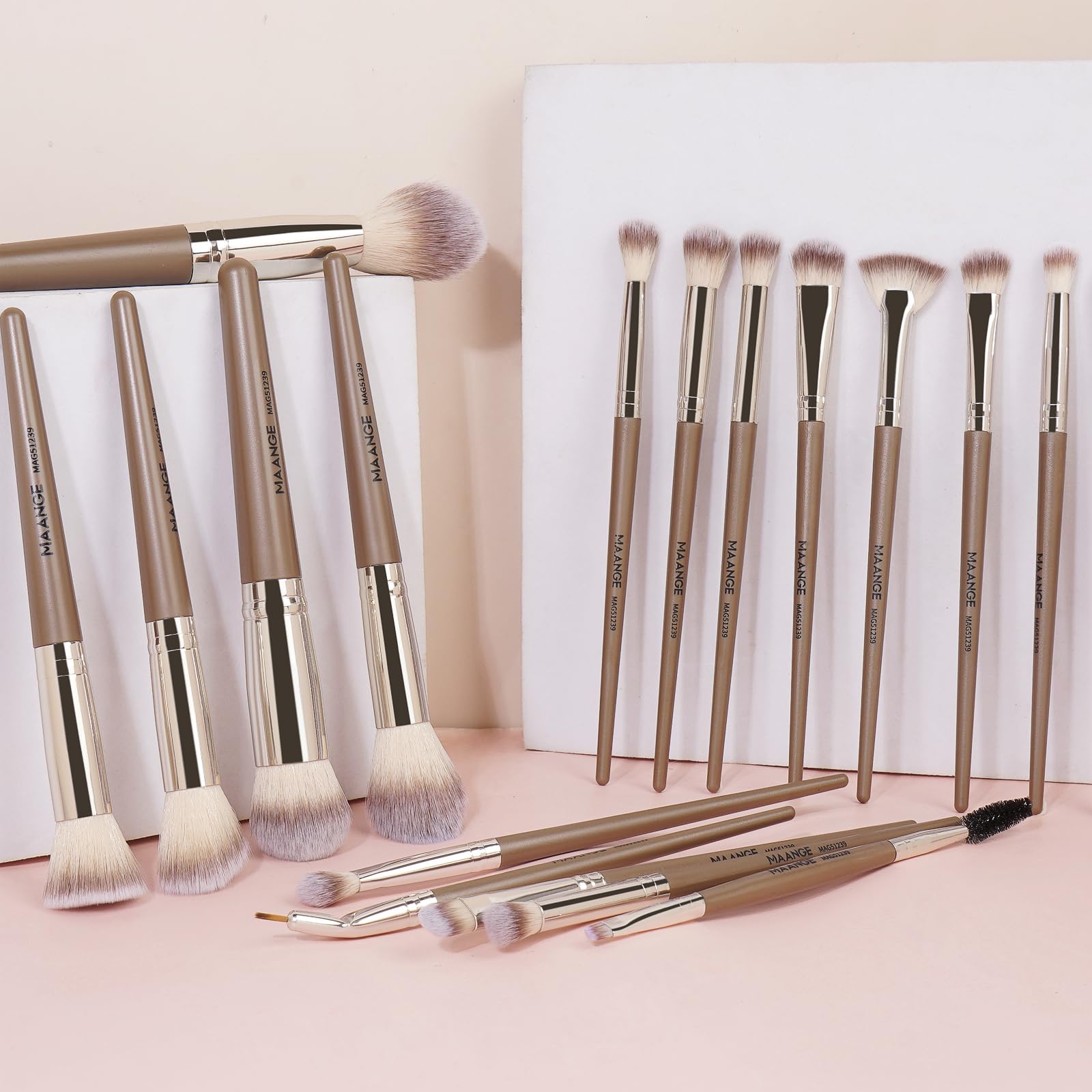 MAANGE blending brush delivers seamless contour and shade transitions.