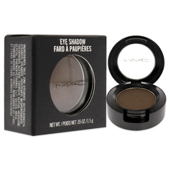 MAC Eye Shadow Brun application shows blendable texture for seamless lids.