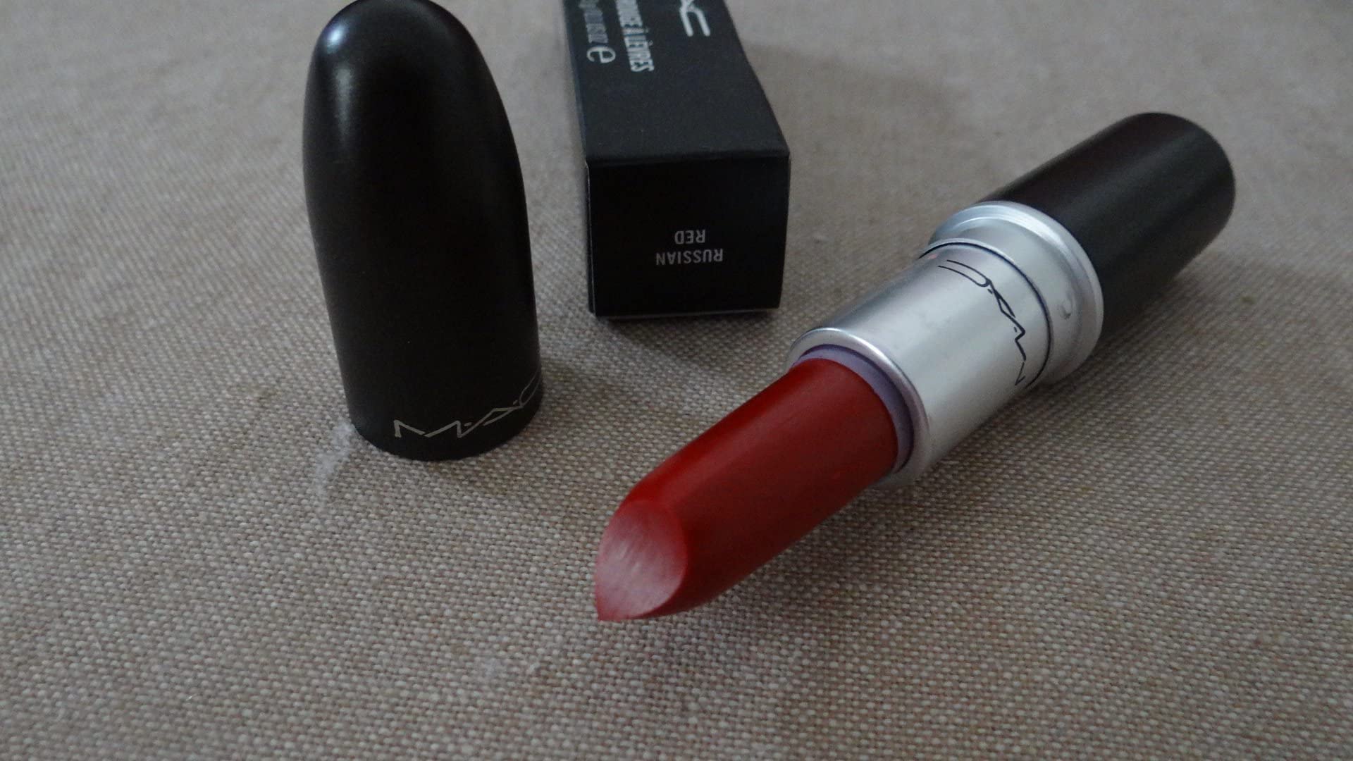 MAC Matte Lipstick 612 Russian Red gentle pout with vibrant pigment