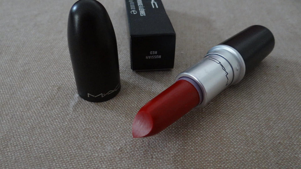 MAC Matte Lipstick 612 Russian Red gentle pout with vibrant pigment