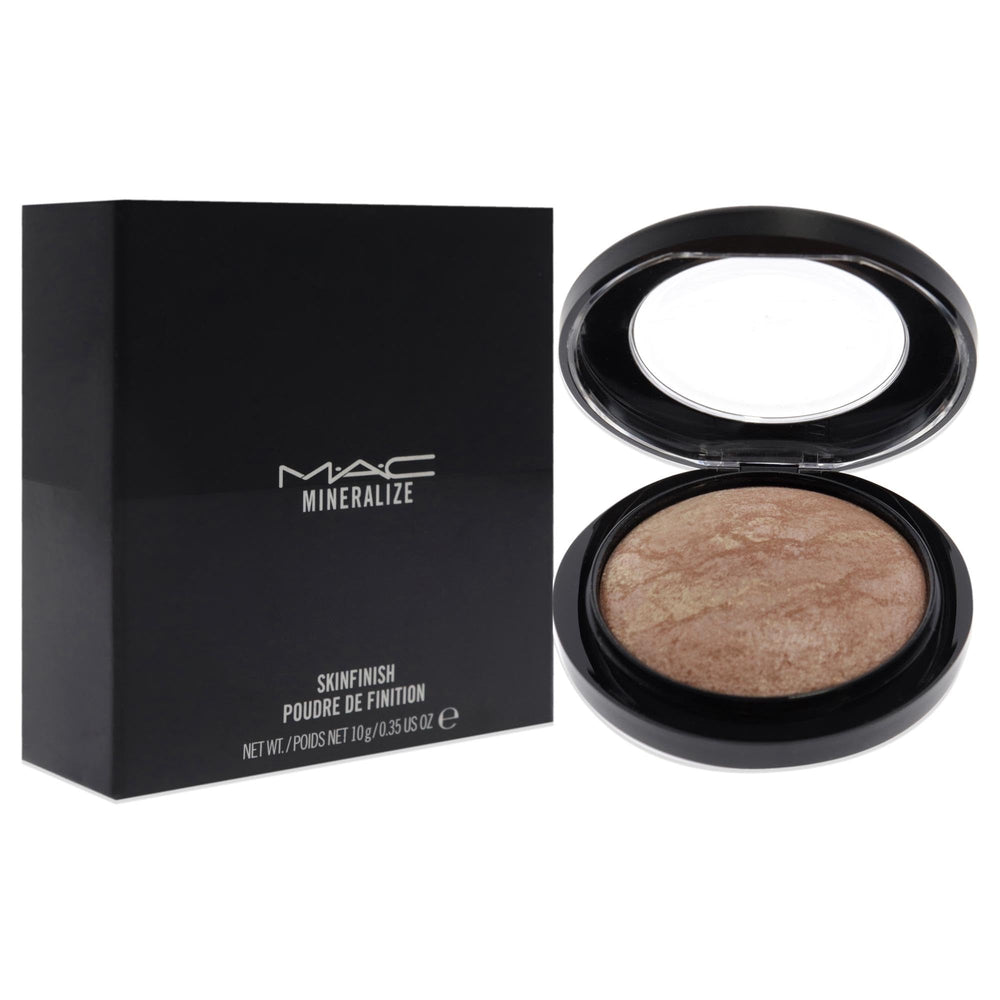 MAC Mineralize Skinfinish Soft Gentle brush-application enables seamless blending and glow.