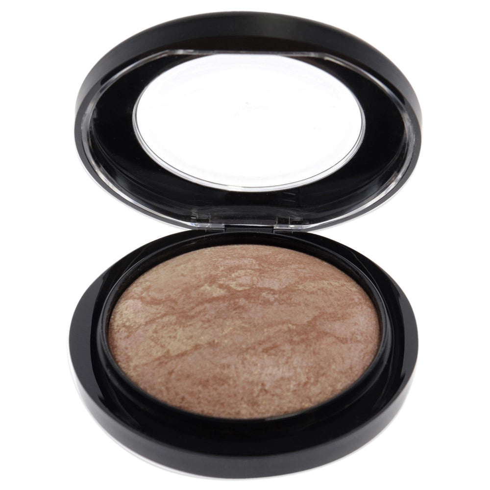 MAC Mineralize Skinfinish Soft Gentle highlights cheekbones with luminous radiance.