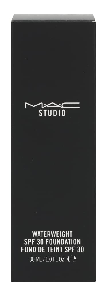 MAC Studio Waterweight NC20 close-up highlighting oil-free, breathable finish