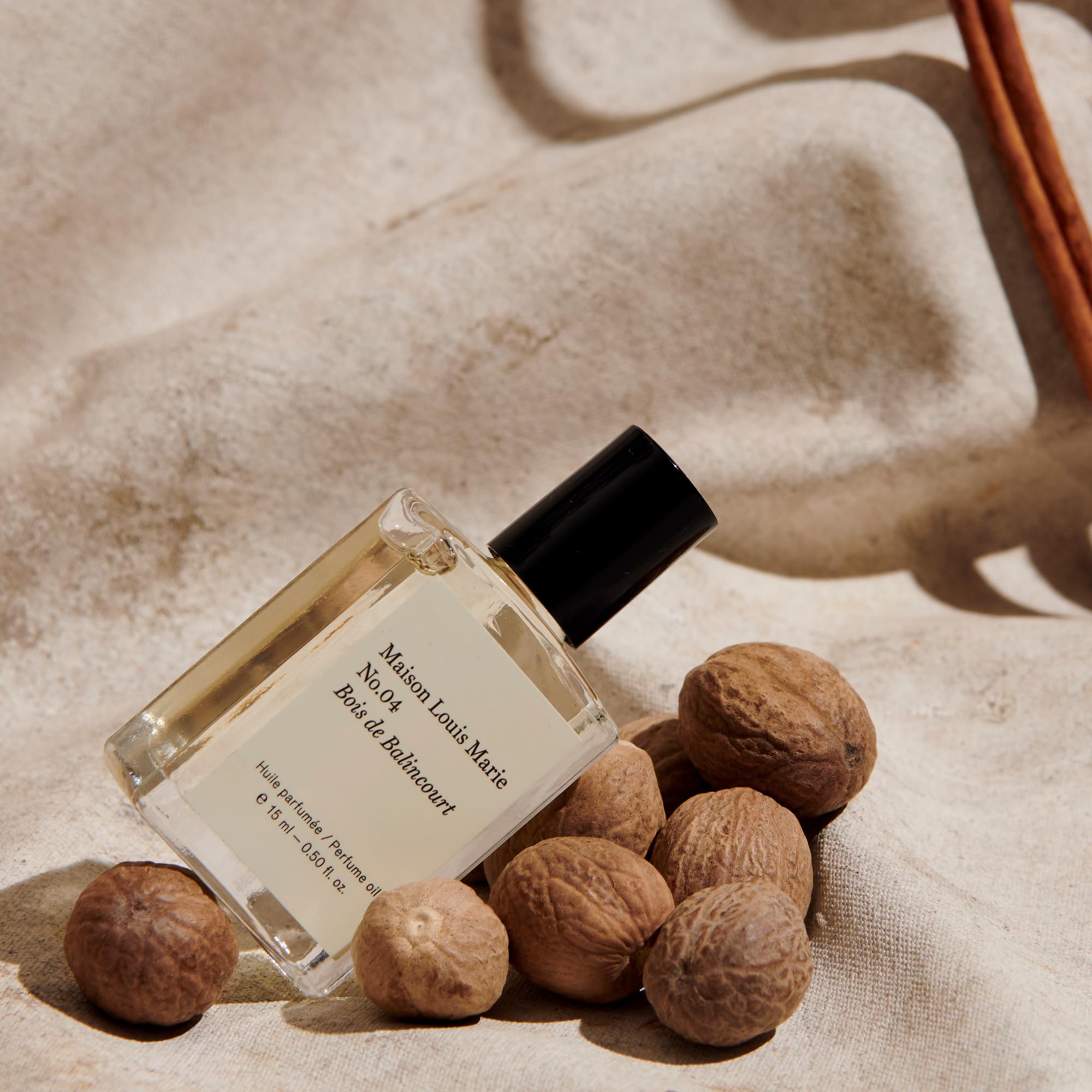 Maison Louis Marie No.04 vetiver mid-note detail for sophisticated depth
