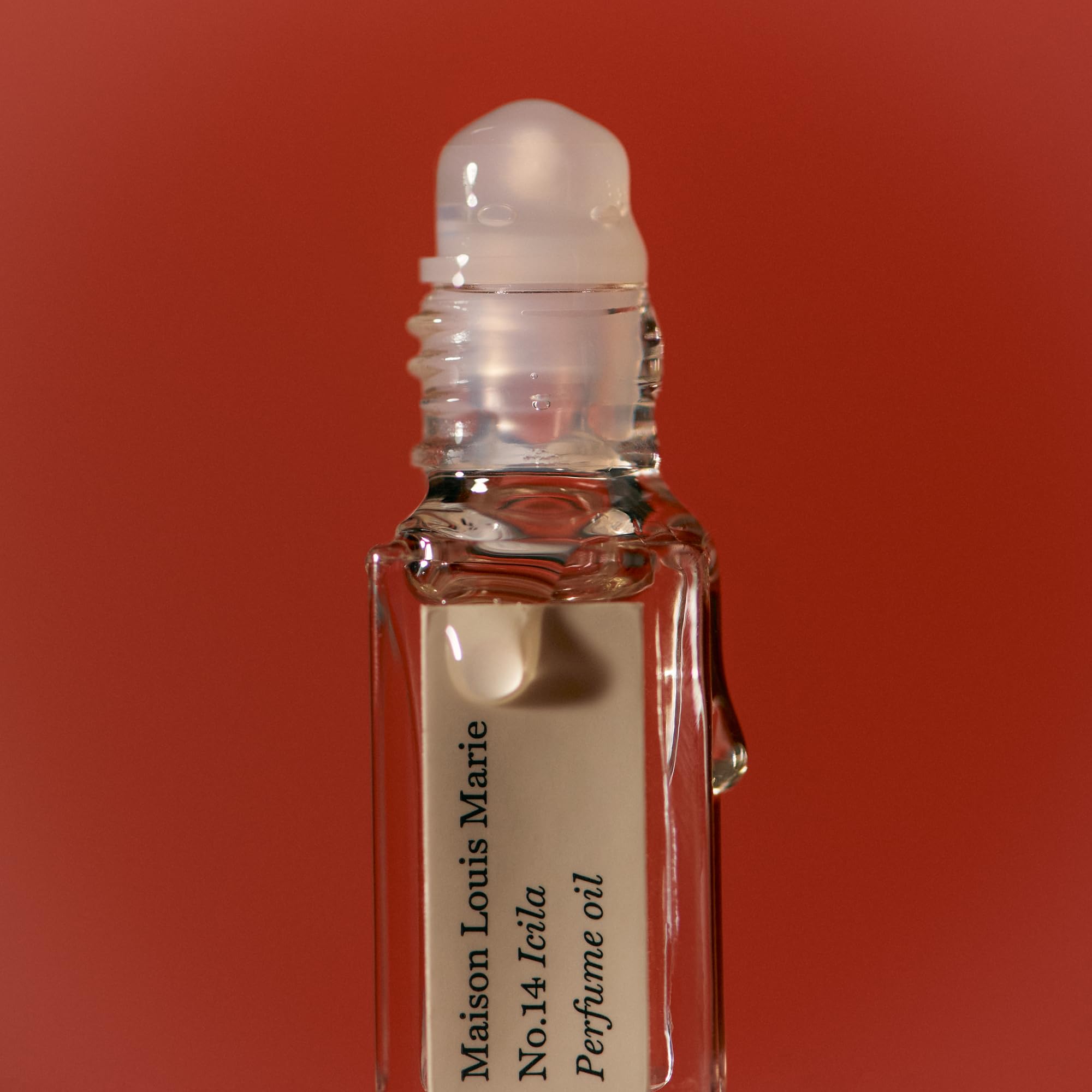 Visual of Icila fragrance notes: citrus, floral, and woody elements chart.