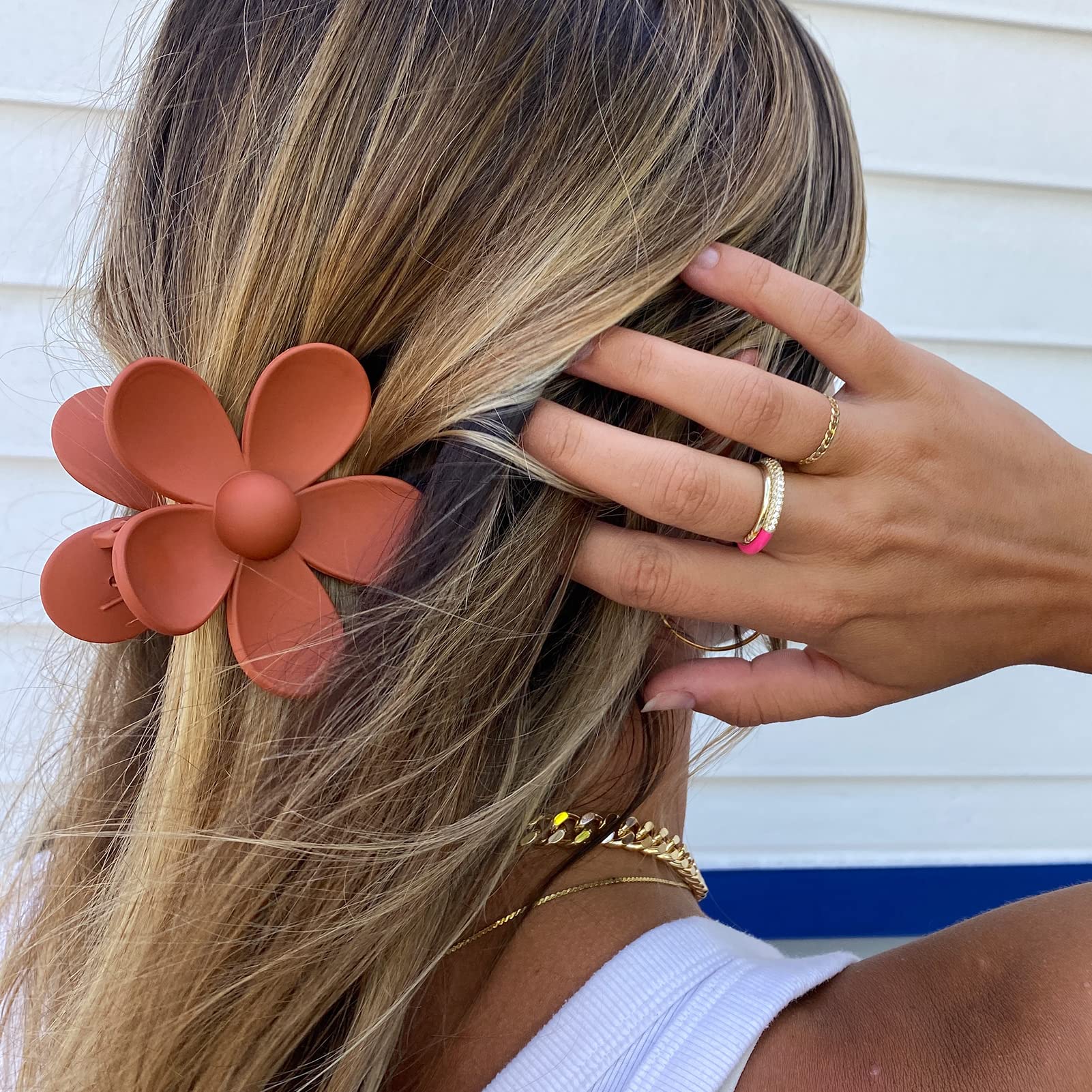 MAJOMI matte-color clips eight-piece set in action for versatile looks