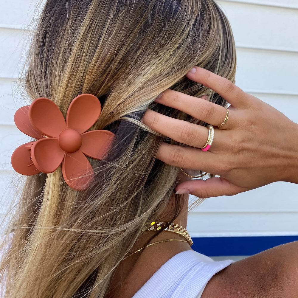 MAJOMI matte-color clips eight-piece set in action for versatile looks