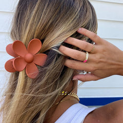 MAJOMI matte-color clips eight-piece set in action for versatile looks
