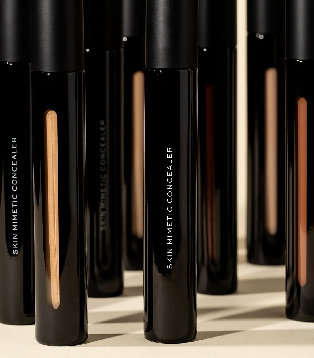 MAKE Beauty Skin Mimetic Concealer se integra con base para acabado uniforme