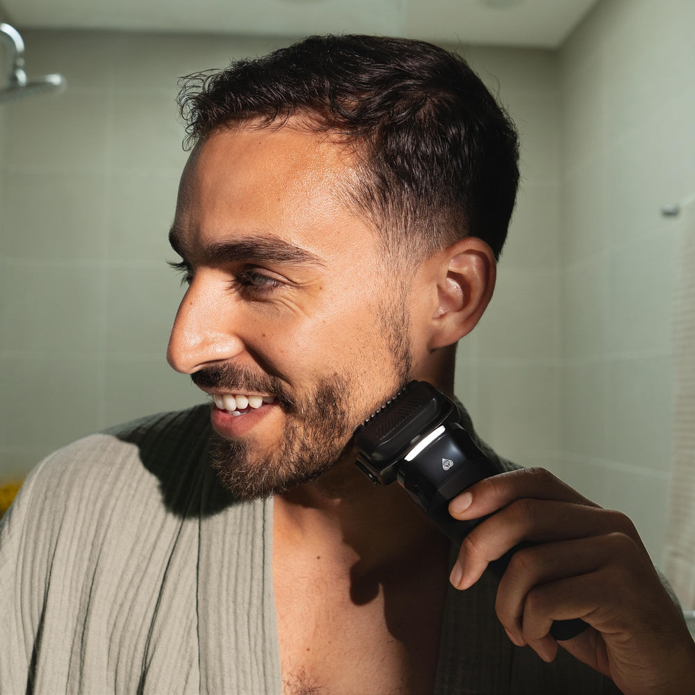 MANSCAPED The Chairman PRO FlexAdjust contours your face for closer contact.