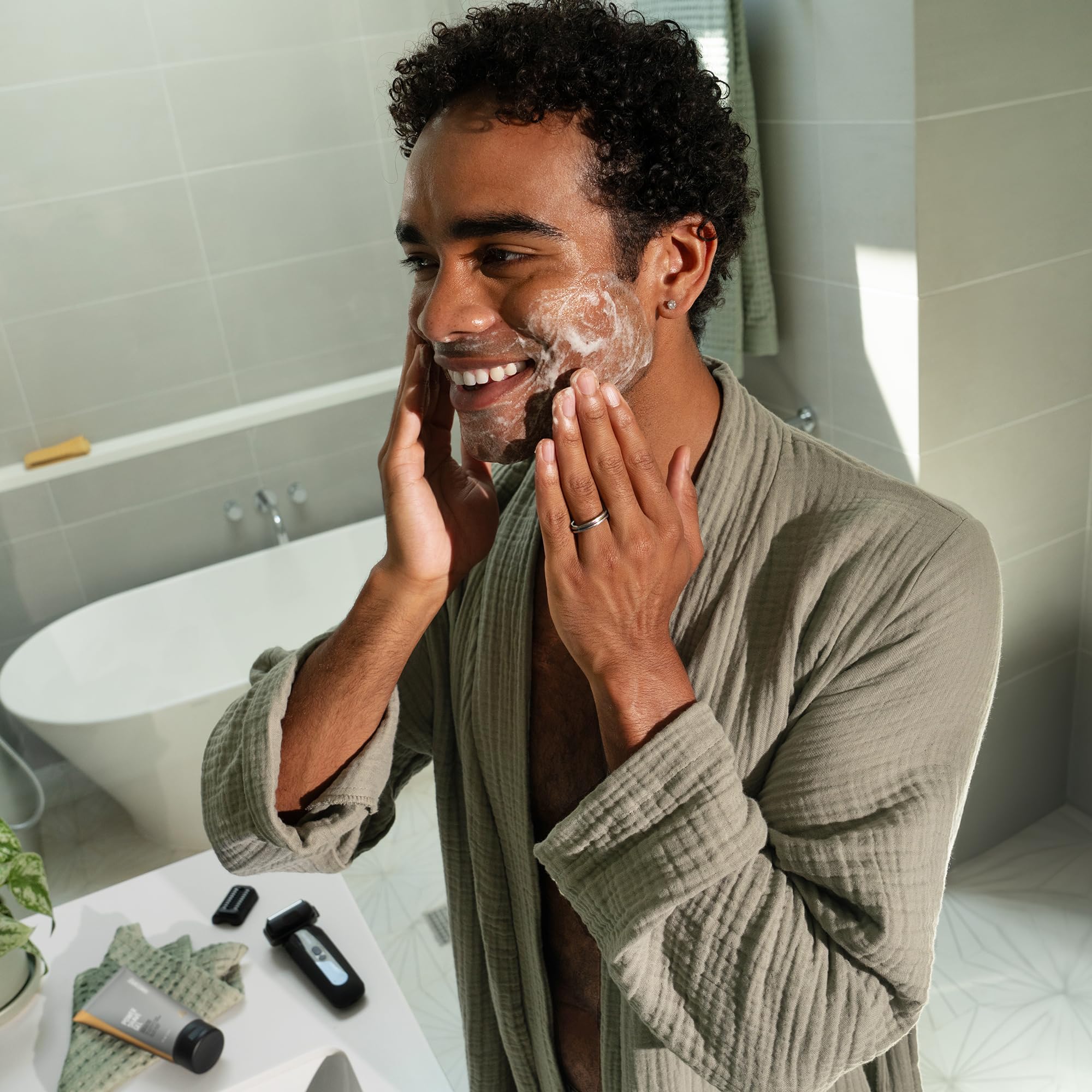 MANSCAPED The Chairman Pro flex-adjust contours follow your face and neck for better contact