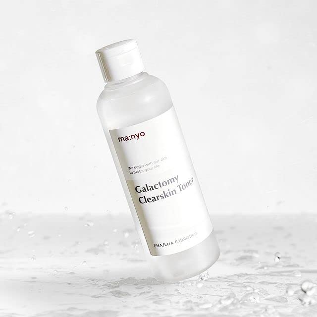 Manyo Galactomy Clear Skin Toner close-up texture reveals lightweight hydration.
