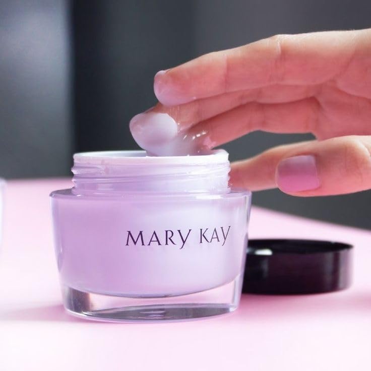 Mary Kay Oil-Free Hydrating Gel bottle closeup shows sleek, travel-friendly hydration.