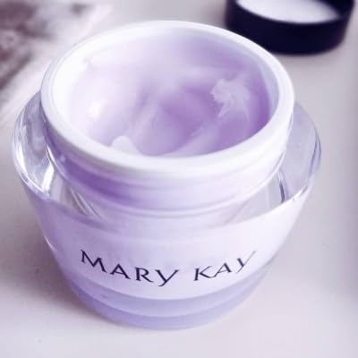 Mary Kay Oil-Free Hydrating Gel texture swatch demonstrates lightweight gel texture.