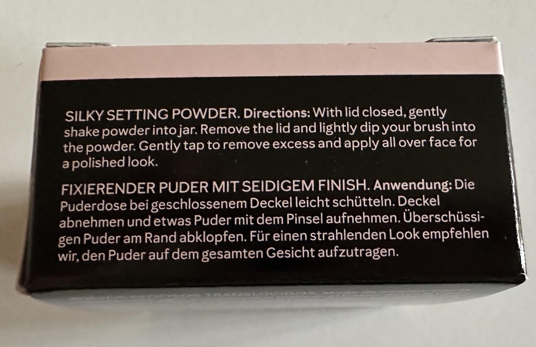 Mary Kay Silky Setting Powder close-up texture reveals ultra-fine velvety feel