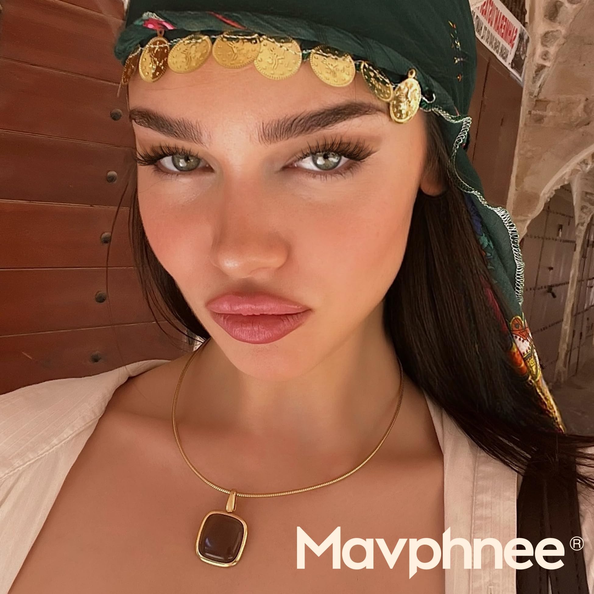 Mavphnee beginner-friendly lash kit enables DIY, wispy results.