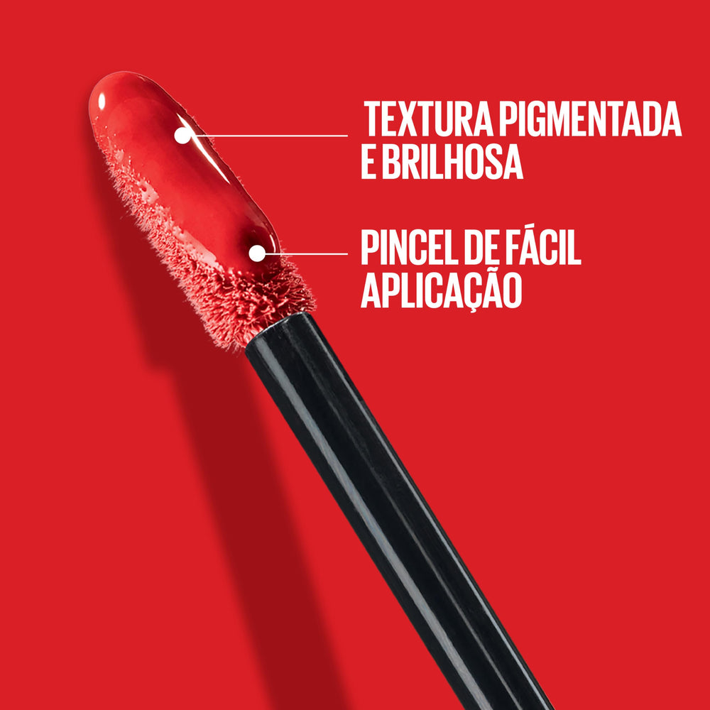 Glossy lipcolor on model lips with instant shine and vibrant pigment
