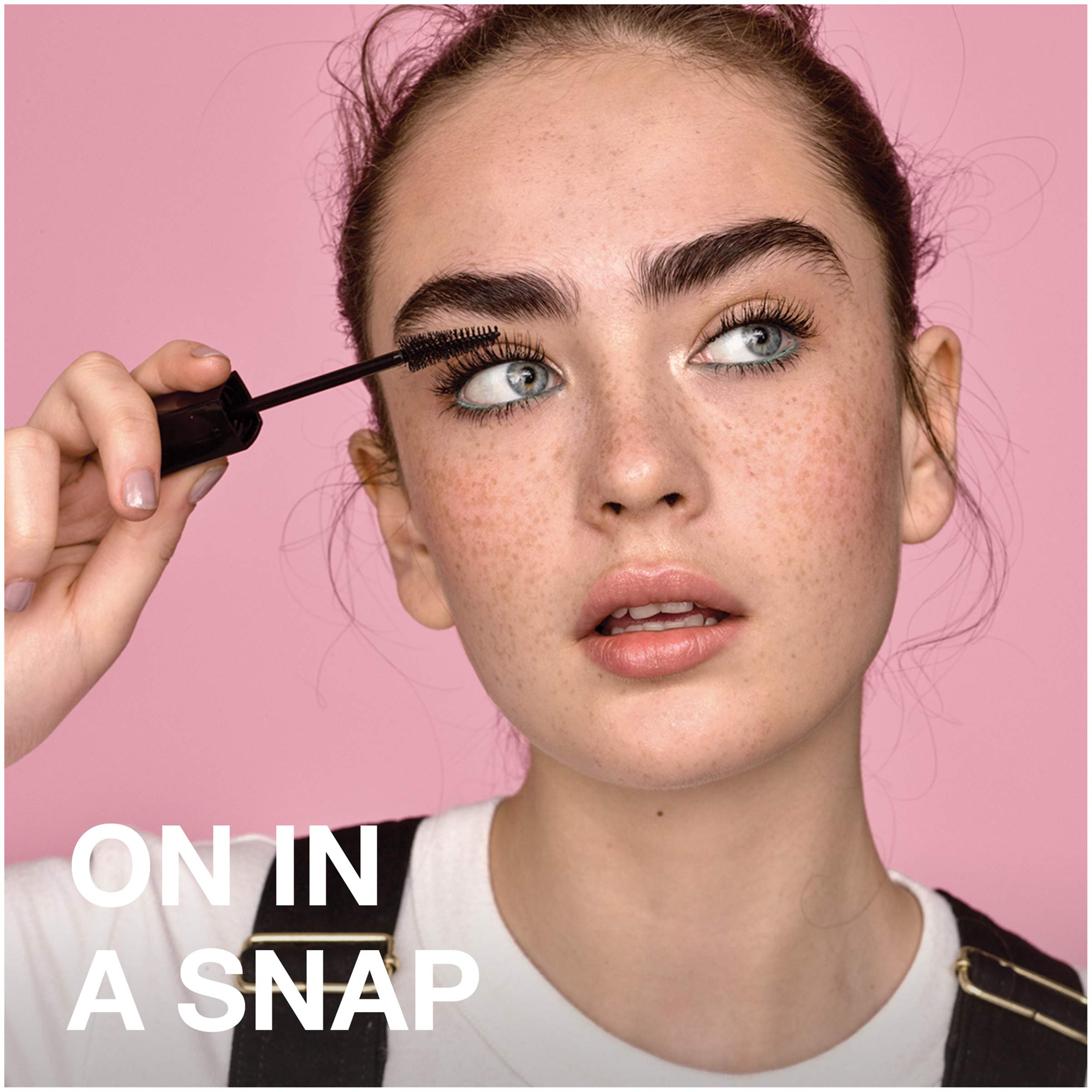 Maybelline Snapscara easy-glide brush close-up for smooth, hassle-free application.