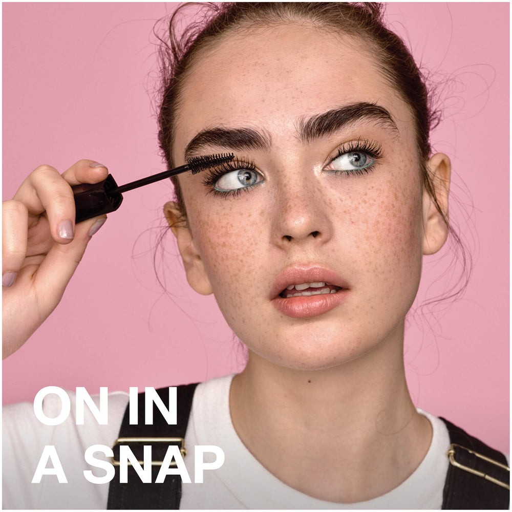 Maybelline Snapscara easy-glide brush close-up for smooth, hassle-free application.