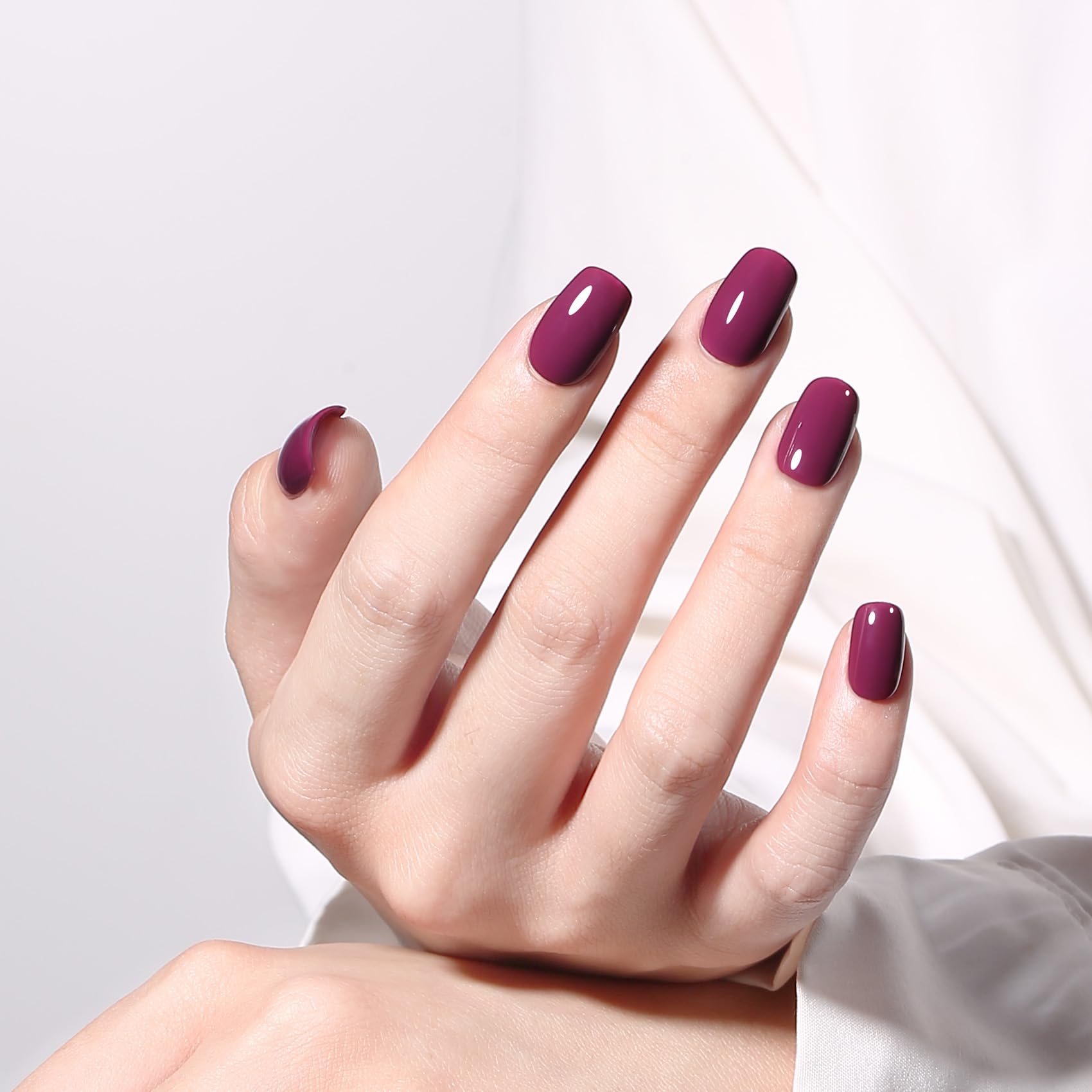 MAYCHAO Vino Red gel polish cap close-up highlighting premium bottle design.